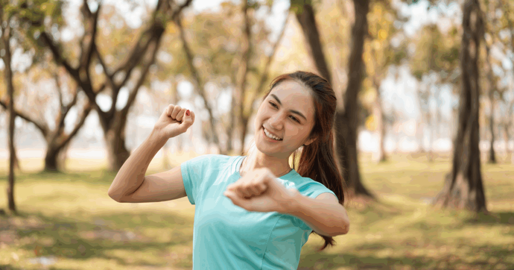 सर्दियों में ऑस्टियोआर्थराइटिस के लिए हल्की एक्सरसाइज़ करते हुए व्यक्ति